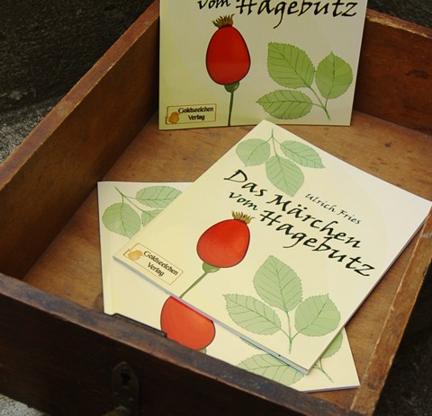 Exemplare des Buchs »Hagebutz« in einer Holzkiste.